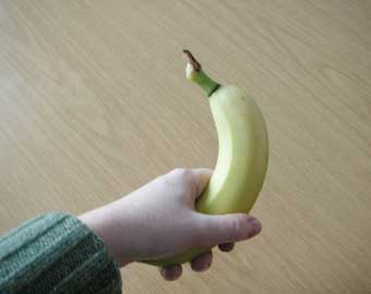 1. Man nimmt den unteren Teil (der Stiel zeigt nach oben) der Banane in die Hand und hält sie in einem ca. 45° Winkel nach oben. 1. Man nimmt den unteren Teil (der Stiel zeigt nach oben) der Banane in die Hand und hält sie in einem ca. 45° Winkel nach oben.