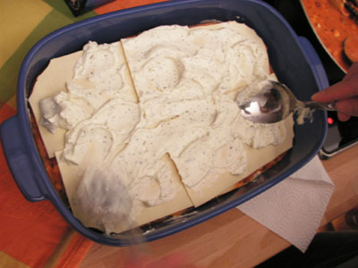 Frischkäse als Mörtelmasse. Wer genau hinschaut sieht Triskel und Thanil im Löffel gespiegelt. Frischkäse als Mörtelmasse. Wer genau hinschaut sieht Triskel und Thanil im Löffel gespiegelt.