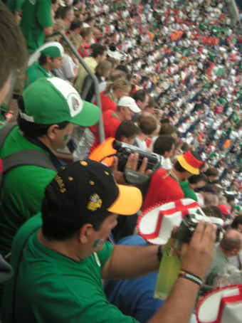 Bild mexikanischer Fans mit Videokameras