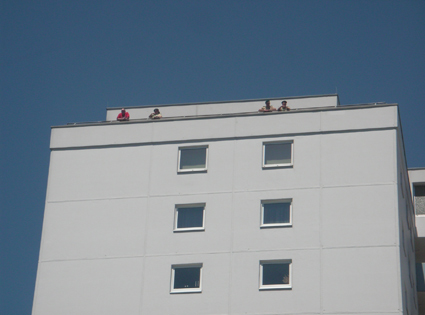 Bild von Polizisten auf dem Dach